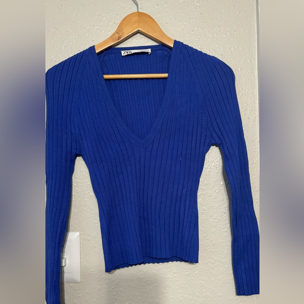 Zara Women's Blue V-Neck Sweater